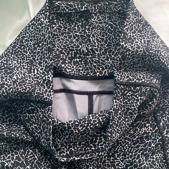 Black and white pattered lululemon full length leggings - Picture 4 of 7